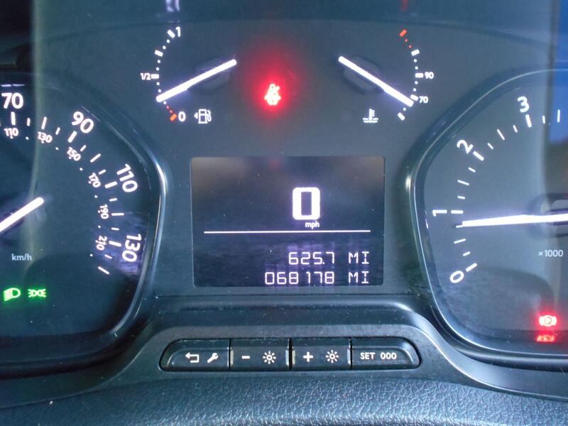 VAUXHALL VIVARO