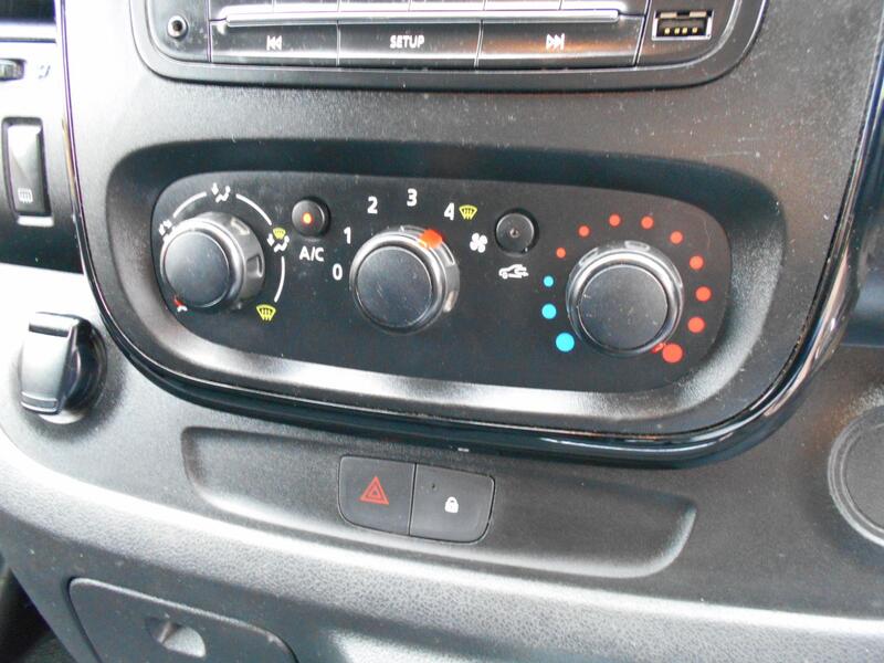 VAUXHALL VIVARO