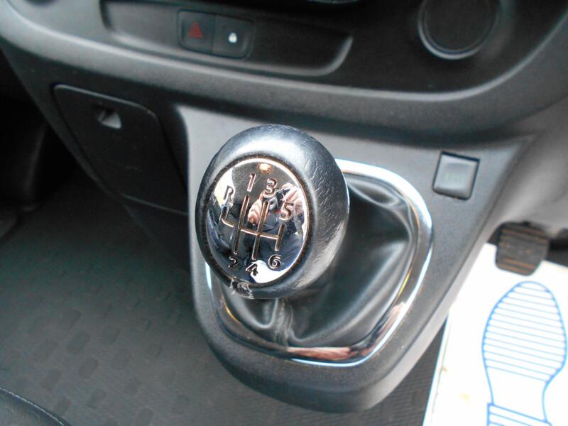 VAUXHALL VIVARO