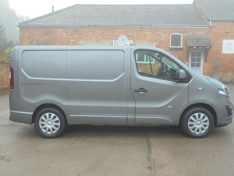 VAUXHALL VIVARO