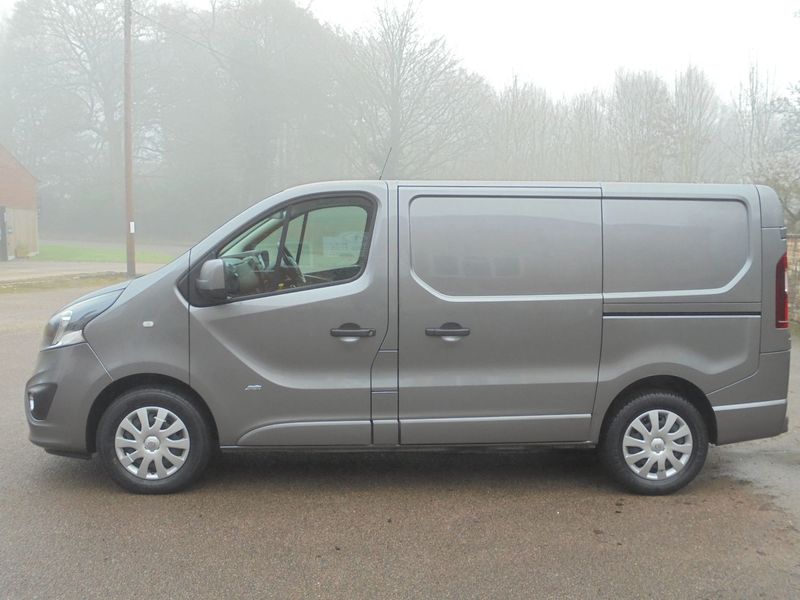 VAUXHALL VIVARO