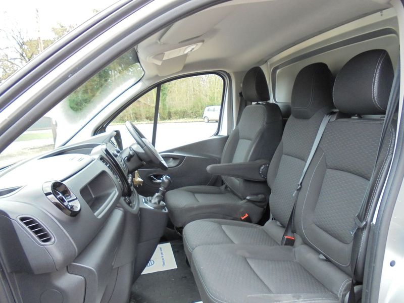 VAUXHALL VIVARO