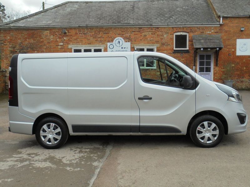 VAUXHALL VIVARO