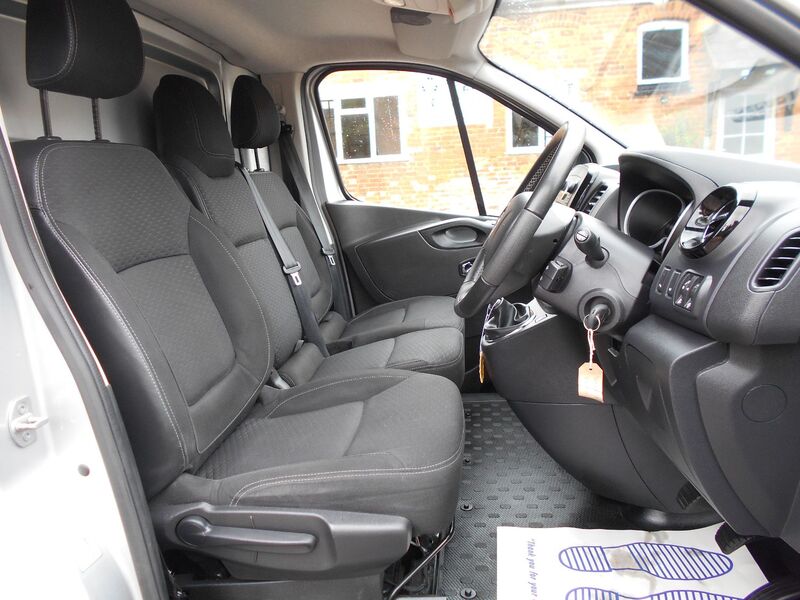 VAUXHALL VIVARO