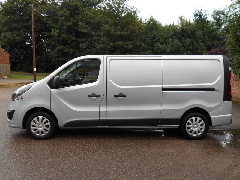 VAUXHALL VIVARO