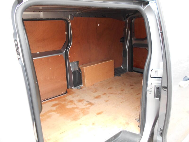 VAUXHALL VIVARO